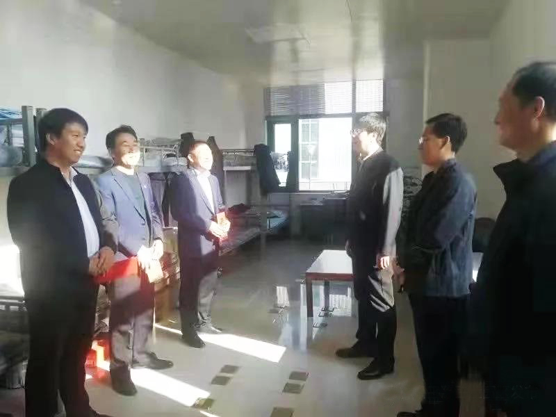 工業(yè)園區管委會(huì )、泓源公司慰問(wèn)園區機關(guān)保安門(mén)衛等一線(xiàn)人員(圖2)