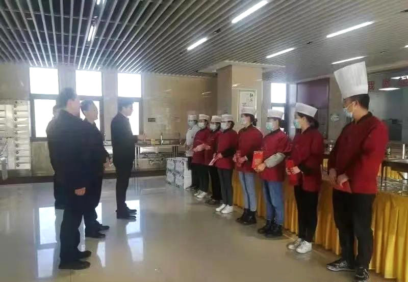 工業(yè)園區管委會(huì )、泓源公司慰問(wèn)園區機關(guān)保安門(mén)衛等一線(xiàn)人員(圖3)