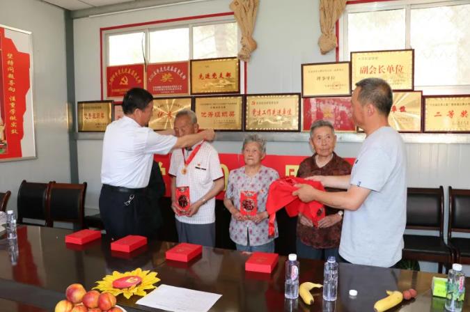 走訪(fǎng)慰問(wèn)老黨員 深入實(shí)際學(xué)黨史—— 市政府國資委慰問(wèn)泓源公司老黨員、困難黨員(圖2)