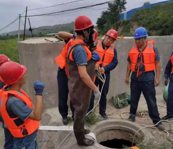 泓源城東污水處理公司組織開(kāi)展四十里鋪倒虹吸井溢水應急救援演練活動(dòng)(圖3)