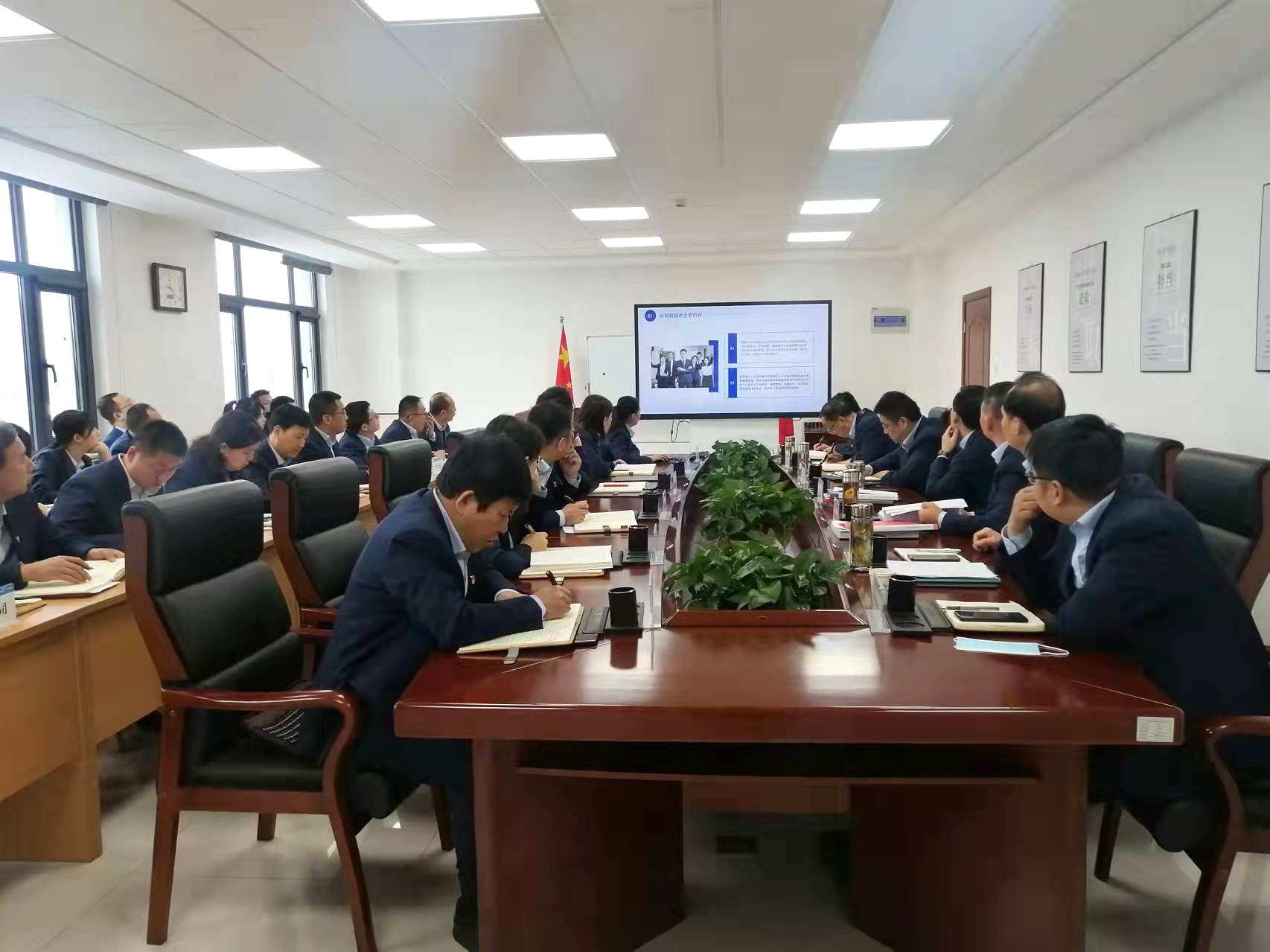 市產(chǎn)投集團召開(kāi)黨委理論學(xué)習中心組集體學(xué)習會(huì )議(圖2)