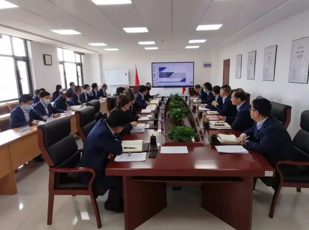 市產(chǎn)投集團召開(kāi)黨委理論中心組集體學(xué)習會(huì )議(圖2)